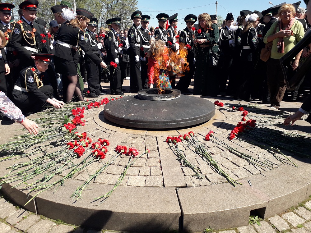 возложение цветов к памятнику погибшим землякам